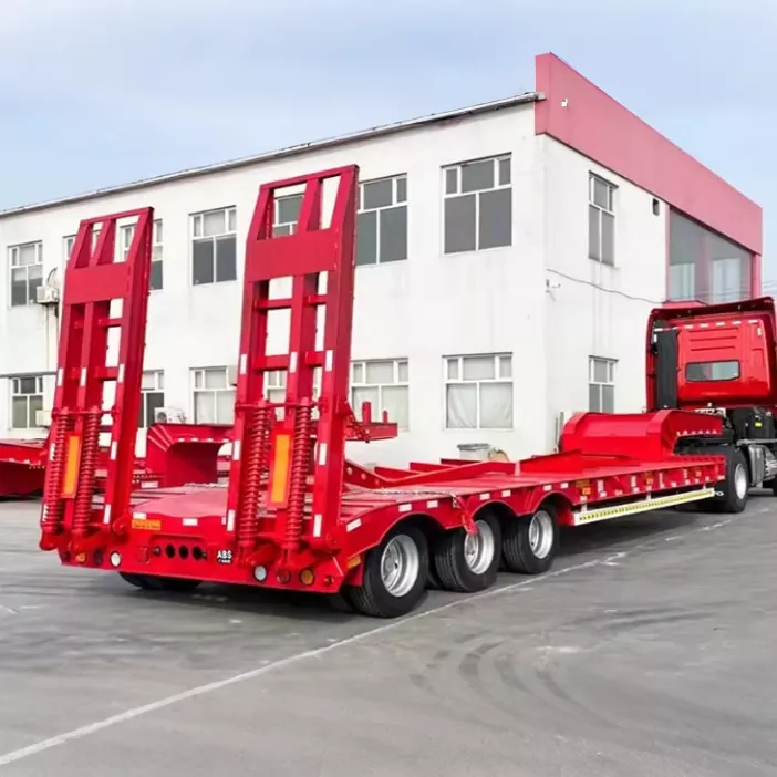Hvordan forbedrer en semitrailer med svanehals flatbed transport av tung last?